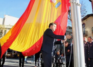 ALBACETE IZA UNA GIGANTESCA BANDERA DE ESPAÑA POR EL ANIVERSARIO DE LA CONSTITUCIÓN