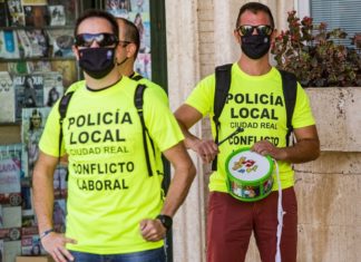 CONFLICTO LABORAL CIUDAD REAL: Policías locales dedican su décima concentración a las víctimas de la COVID-19, mientras las negociaciones continúan “paralizadas”